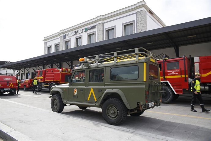 La Unidad Militar de Emergencia (UME)  interviene para desinfectar zonas críticas como la estación de tren de Granada, a 17 de marzo de 2020.