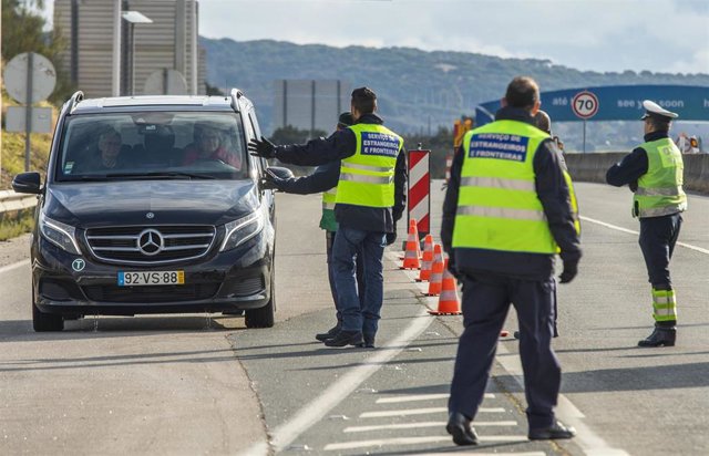 Controles en la frontera con Portugal en el puente internacional del Guadiana (Ayamonte)