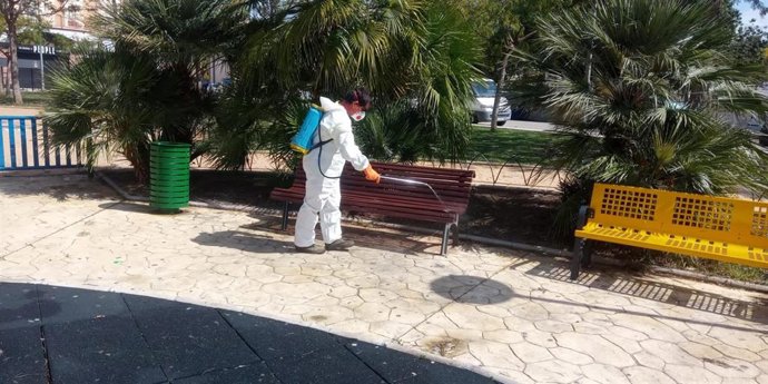 Vélez-Málaga comienza a desinfectar los parques y parques infantiles por coronavirus