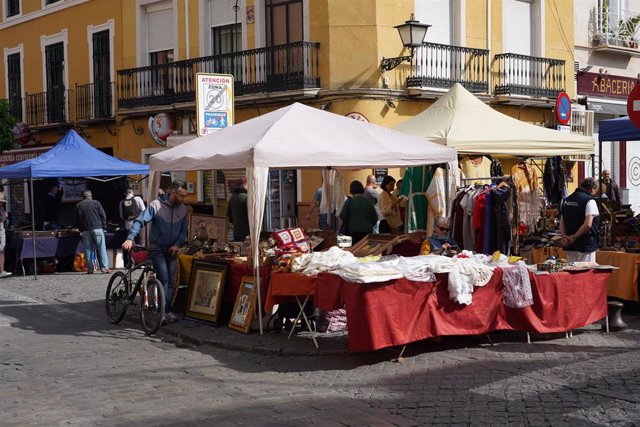 Baja afluencia de público en el tradicional mercadillo del 'El Jueves' a consecuencia del impacto del coronavirus, Covid-19. En Sevilla, (Andalucía, España), a 12 de marzo de 2020.