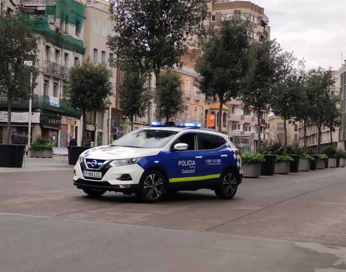 El coche de la Policía de Sabadell difundiendo el mensaje