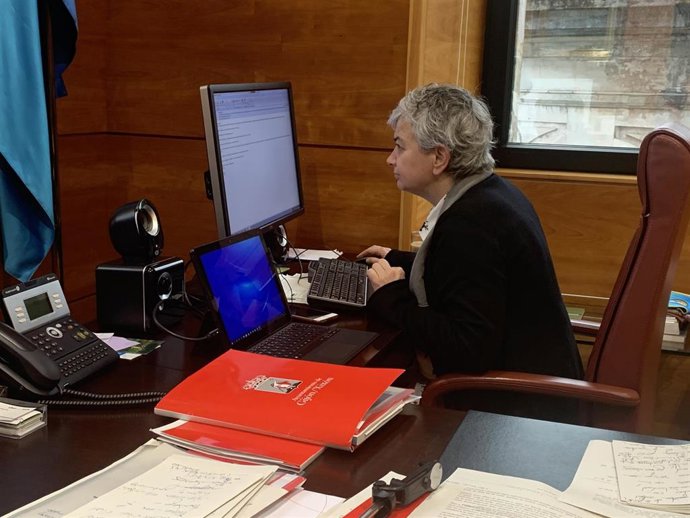 La alcaldesa de Gijón, Ana González, participa en una Junta de Gobierno telemáticamente para evitar contagios por Covid-19