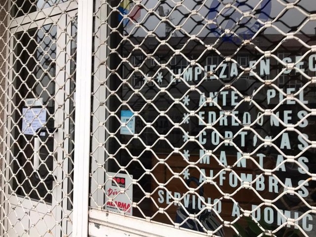 Tintorería cerrada por indicaciones sanitarias, aunque tienen permiso para abrir. Confinamiento por la crisis del coronavirus Covid-19 en Galicia.
