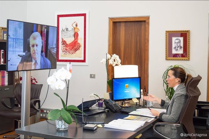 La alcaldesa de Cartagena, Ana Belén Castejón, mantiene una videoconferencia con el delegado del Gobierno, José Vélez