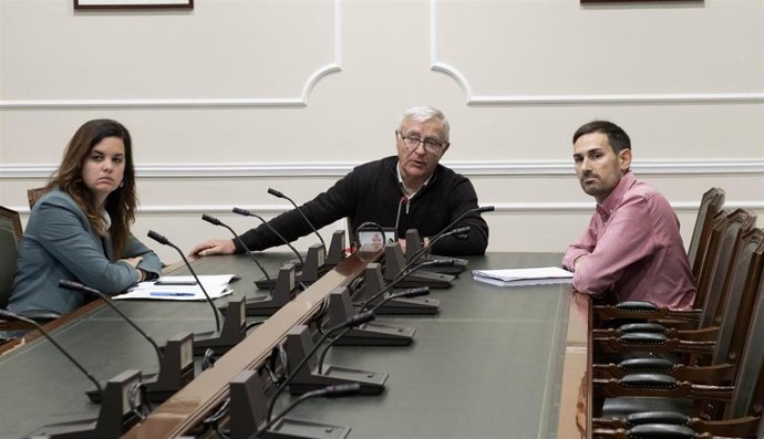 El alcalde de Valncia, Joan Ribó, y los vicealcaldes de la ciudad, Sergi Campillo y Sadra Gómez, este martes en el Ayuntamiento.