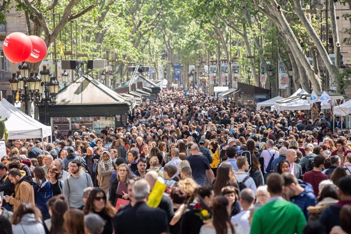 Les Rambles de Barcelona s'omplen de persones per gaudir del dia de Sant Jordi (arxiu)