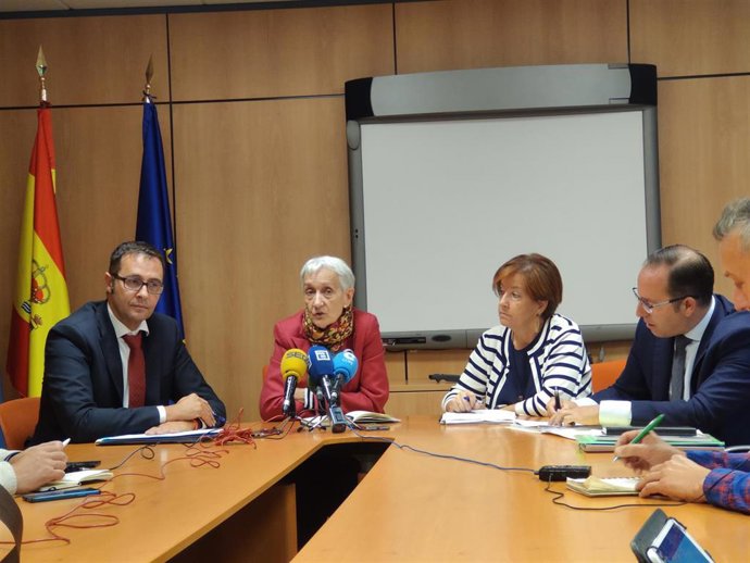 El concejal de Educación, José Luis Costillas, la consejera de Educación, Carmen Suárez, y el edil Mario Arias.