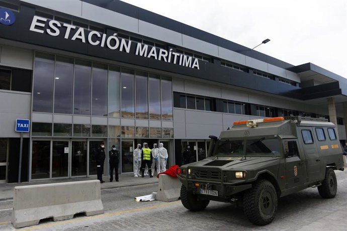 Efectivos de la Unidad Militar de Emergencias, UME realizan tareas de limpieza y desinfección en la Estación Marítima del puerto de Málaga a causa de la pandemia al brote del nuevo coronavirus (COVID-19). En Málaga,  a 17 de marzo de 2020.