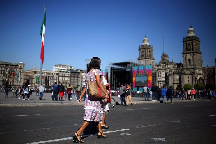 Coronavirus.- Ciudad de México prohíbe los eventos de más de mil personas para f