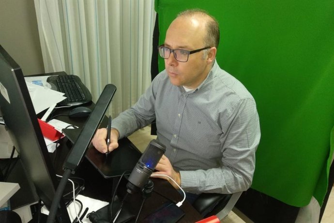 Imagen de uno de los porfesores de la UPCT durante una clase online