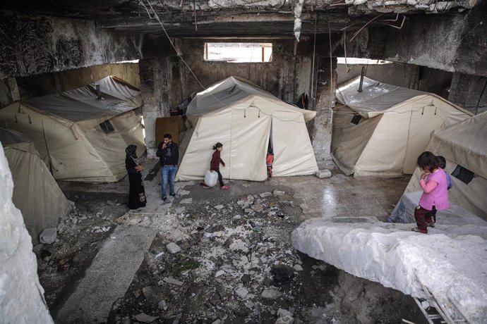 Familias desplazadas en tiendas de campaña en el estadio de Idlib, en el noroeste de Siria