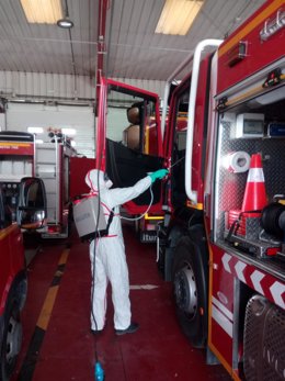 Un operario trabajando en la desinfección del Parque de Bomberos de Puente Genil.