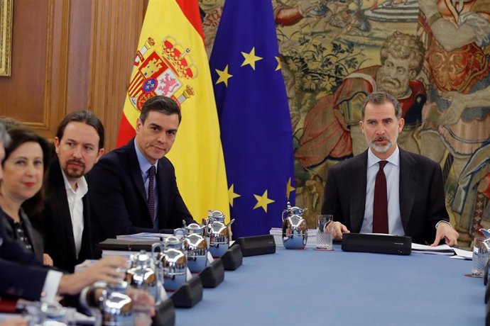 El vicepresidente segundo y ministro de Derechos Sociales y Agenda 2030, Pablo Iglesias, el presidente del Gobierno, Pedro Sánchez, y el Rey Felipe VI, durante la primera reunión del Consejo de Seguridad Nacional en el Palacio de la Zarzuela