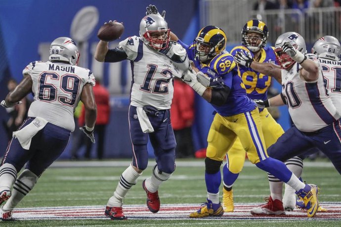 Tom Brady intenta lanzar durante la Super Bowl 2019 entre los Patriots y los Rams