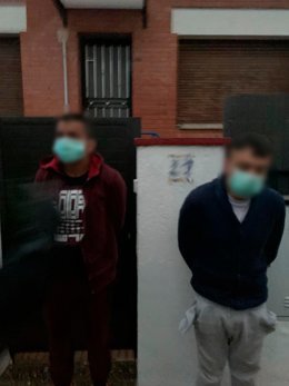 Dos presuntos ladrones con mascarillas sanitarias entran a robar en una casa de Sant Cugat (Barcelona)