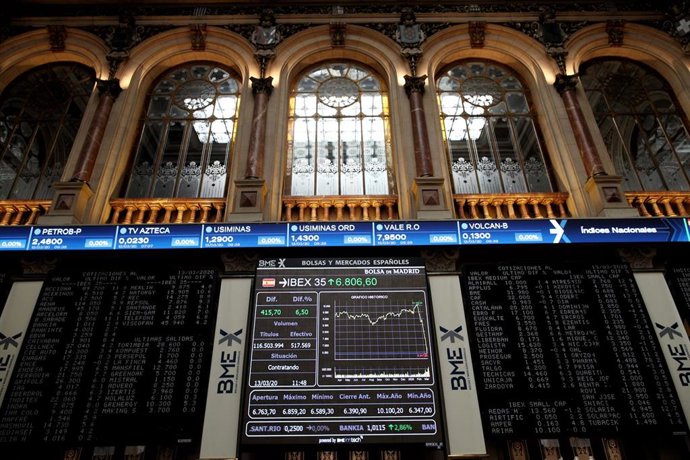 Paneles con datos actualizados de la Bolsa Española un día después de sufrir un desplome del 14,06% debido a la crisis del coronavirus, considerado ya el mayor desplome de su historia, en Madrid (España), a 13 de marzo de 2020.