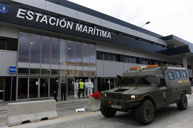 Efectivos de la Unidad Militar de Emergencias, UME realizan tareas de limpieza y desinfección en la Estación Marítima del puerto de Málaga a causa de la pandemia al brote del nuevo coronavirus (COVID-19). En Málaga,  a 17 de marzo de 2020.
