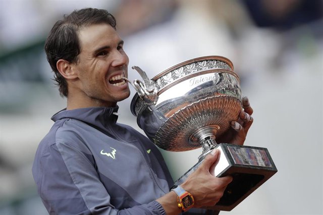 Rafa Nadal muerde la Copa de los Mosqueteros tras ganar su duodécimo Roland Garros en 2019