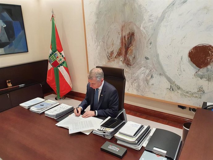 El Lehendakari, Iñigo Urkullu, firma el decreto que deja sin efecto las elecciones del 5 de abril