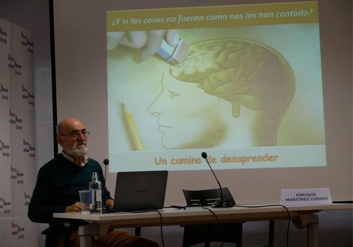 Imagen de una charla grabada en la Biblioteca de Navarra y que se ofrecerá en internet con motivo del estado de alarma por el coronavirus.
