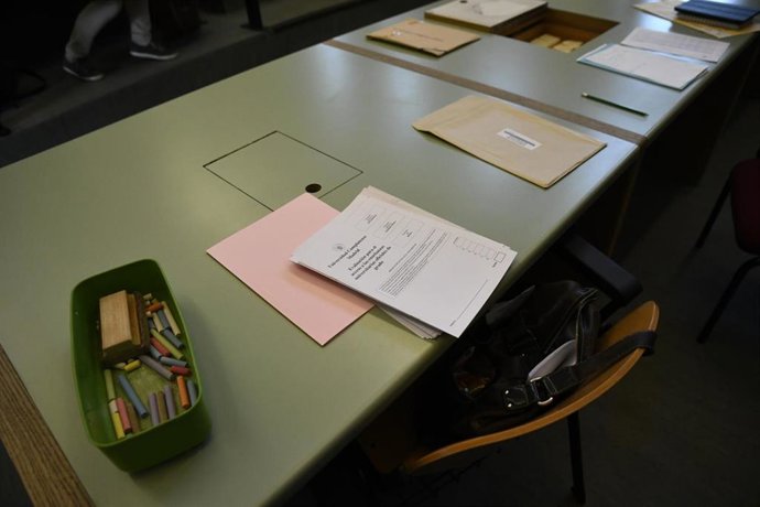 Mesa preparada para el examen de Evaluación de Bachillerato para el Acceso a la Universidad