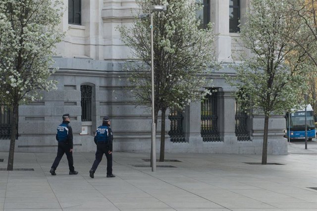 Dos agentes de la Policía Municipal de Madrid transitan por las calles de la capital, tras la entrada en vigor del estado de alarma