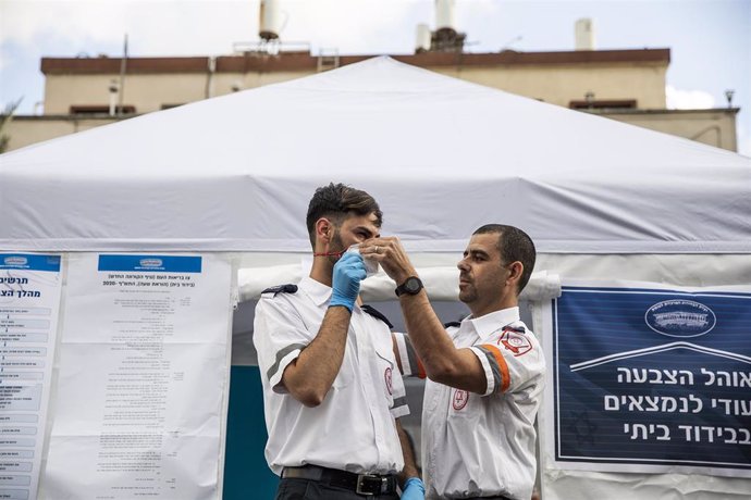 Práctica del personal del servicio de emergencia Magen David Adom ante el nuevo coronavirus en Israel
