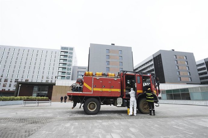 Militares de la UME frente al Hospital Valdecilla