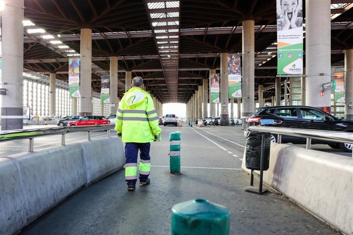 Un trabajador de la limpieza trabaja en el parking de Atocha donde los militares de la UME se han desplegado