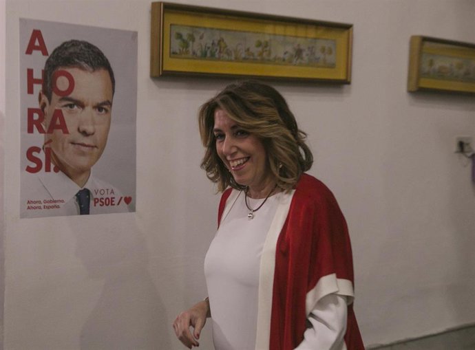 Susana Díaz, secretaria general del PSOE-A, ante un cartel de campaña con Pedro Sánchez, en una foto de archivo.