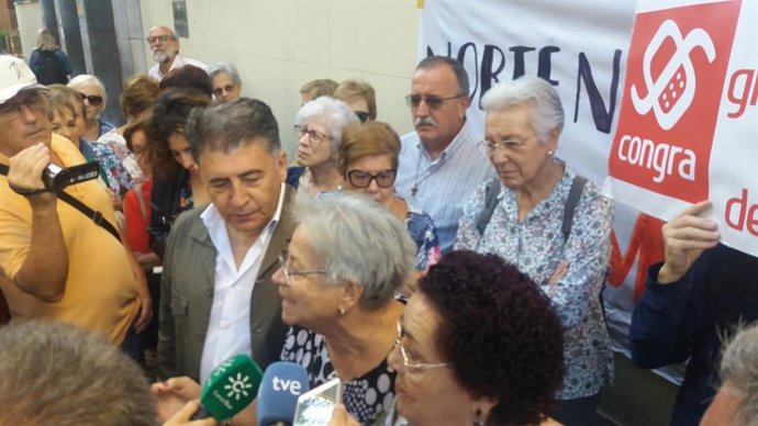 Atención a medios antes del encierro por los cortes de luz en Granada, en una imagen de archivo
