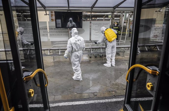 Agentes de la Unidad Militar de Emergencias (UME) realizan trabajos de desinfección y limpieza en la Estación del Norte de Valencia durante el estado de alarma decretado en España como contención del coronavirus, en Valencia 