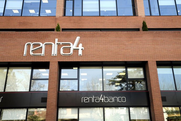 Cartel de una de las oficinas de Renta 4 Banco, tras conocerse el incremento de un 10,8% de su beneficio neto atribuido en el ejercicio 2019, hasta los 17,8 millones de euros, el mayor obtenido en toda su historia, en Madrid (España) a 28 de febrero de 