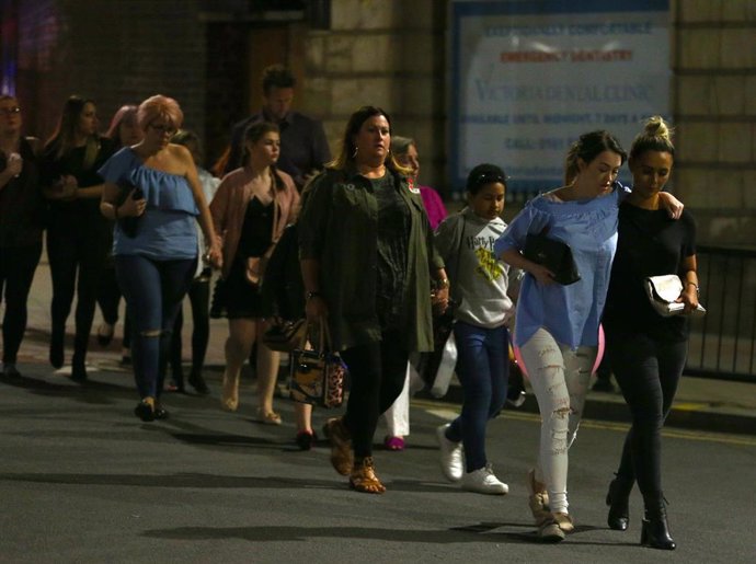 Los asistentes a un concierto de Ariana Grande en el pabellón Manchester Arena son desalojados tras un atentado.