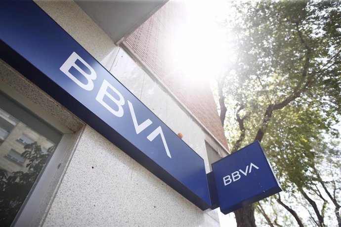 Imagen del nuevo logo del BBVA en una oficina del banco en Madrid.