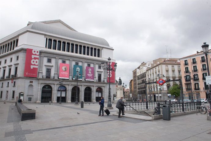 Plaza de Isabel II o Plaza de Ópera con el Teatro Real al fondo, vacía durante el estado de alarma decretado por el coronavirus, en Madrid (España), a 16 de marzo de 2020.