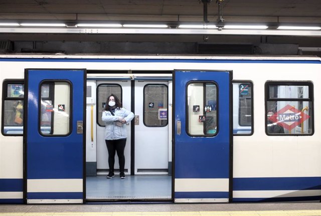 Pasajeros en el metro mientras efectivos de la Unidad Militar de Emergencias patrullan en el segundo día laborable del estado de alarma por el coronavirus en Madrid, en Madrid (España), a 17 de marzo de 2020.