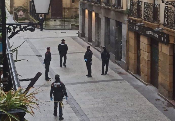 Agentes controlando el confinamiento por la Parte Vieja de San Sebastián