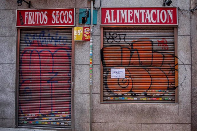 Exterior de un negocio de alimentación cerrado por vacaciones durante un mes, en Madrid (España) a 9 de marzo de 2020.