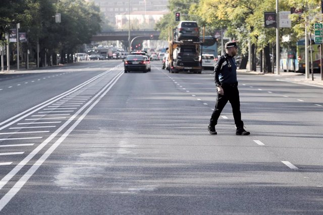 Imagen de recurso de un agente de la Policía Municipal de Madrid en una calle de la capital.