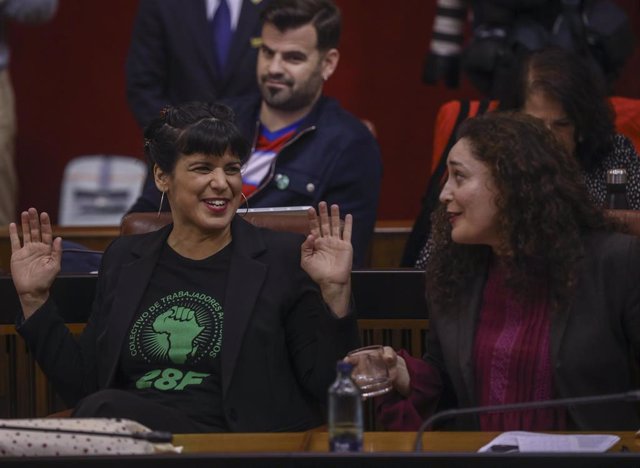 La portavoz parlamentaria de Adelante Andalucía, Inmaculada Nieto (d), junto a la líder de Adelante Andalucía, Teresa Rodríguez (i), durante la sesión de control al gobierno