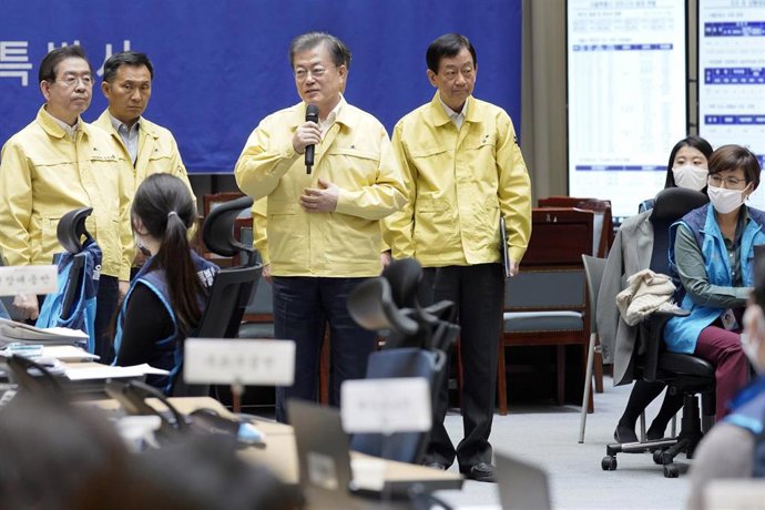El presidente de Corea del Sur, Moon Jae In, habla con trabajadores encargados de la gestión de la crisis sanitaria en el país por la pandemia del coronavirus.