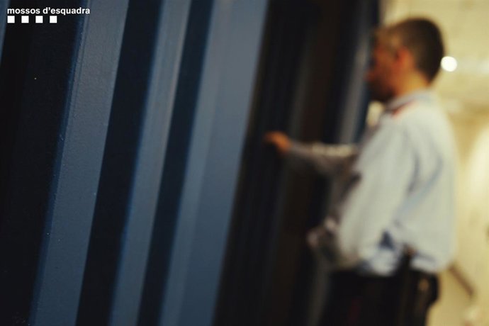 Denunciado el propietario de un bar por servir coñac a escondidas en L'Hospitalet