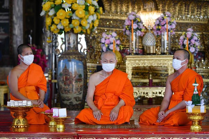 Monjes budistas en Tailandia utilizan mascarillas para evitar contraer la enfermedad del coronavirus.
