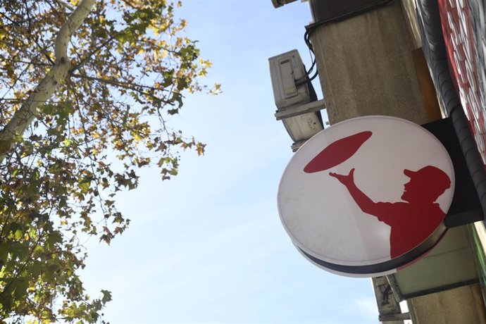 Logo de Telepizza en un restaurante del mismo, en Madrid (España).