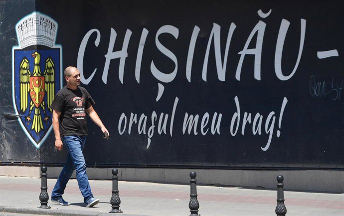 Un hombre pasea por la capital de Moldavia, Chisinau