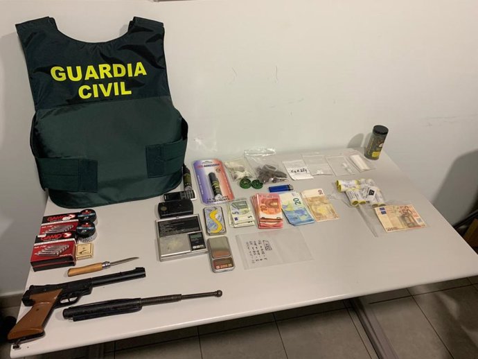 Droga y dinero incautado por la Guardia Civil en u bar de la Ribera