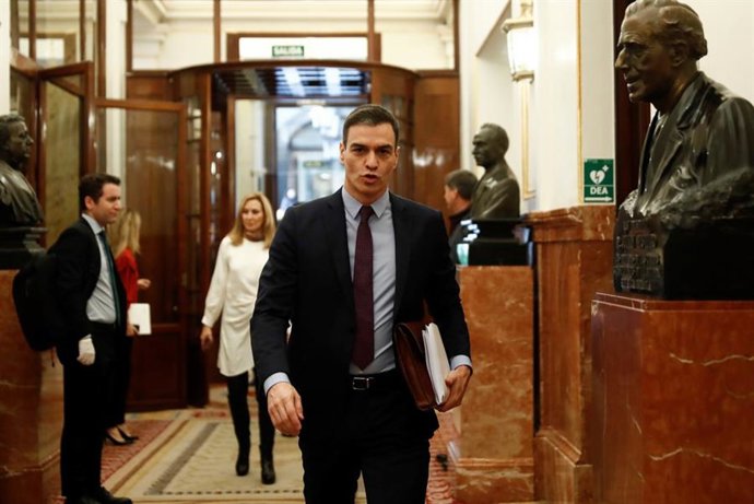 El presidente del Gobierno, Pedro Sánchez, a su llegada este miércoles al Congreso de los Diputados para explicar la declaración del estado de alarma y las medidas para paliar las consecuencias de la pandemia provocada por el coronavirus, en Madrid (Esp
