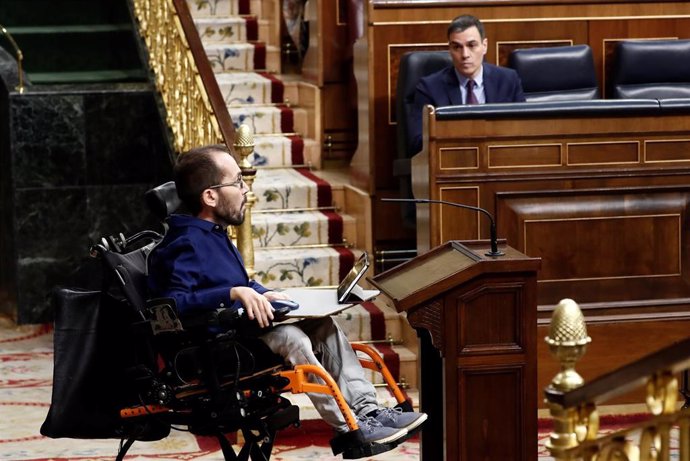 El portavoz de Unidas Podemos, Pablo Echenique (i), se dirige a dar la réplica, este miércoles en el Congreso, al presidente del Gobierno, Pedro Sánchez (d), q