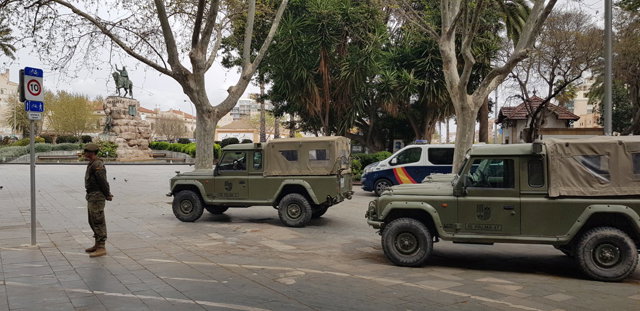 Efectivos de la UME en la Plaza España de Palma